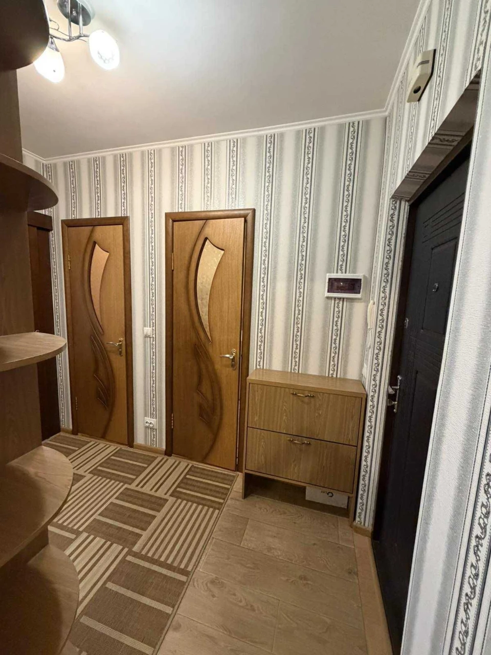 Простора двокімнатна квартира з автономним опаленням.