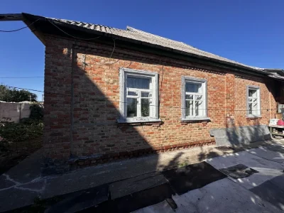 Будинок в гарному жилому стані, рівна ділянка