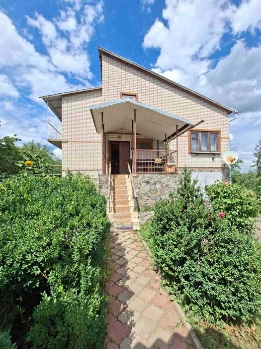 Шикарний будинок з каміном, гаражем, підвалом  в передмісті