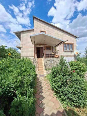 Шикарний будинок з каміном, гаражем, підвалом  в передмісті