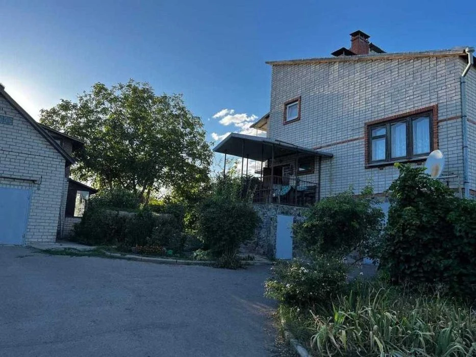 Шикарний будинок з каміном, гаражем, підвалом  в передмісті