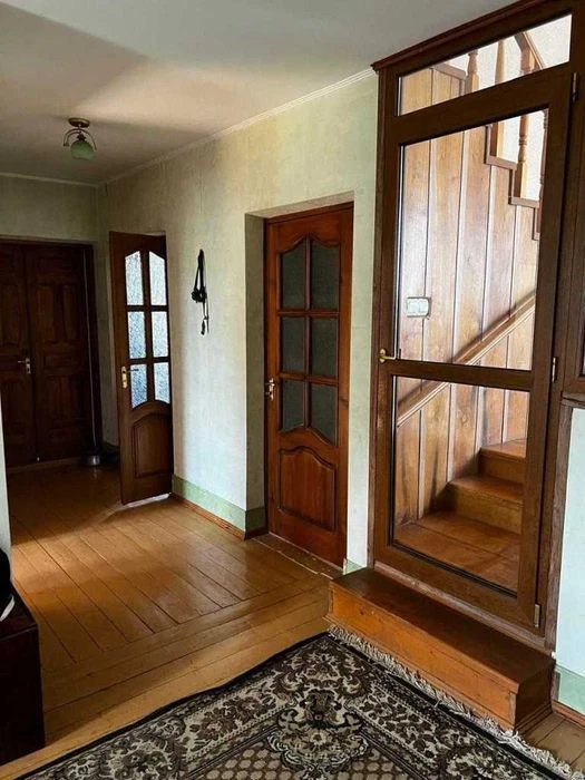 Шикарний будинок з каміном, гаражем, підвалом  в передмісті