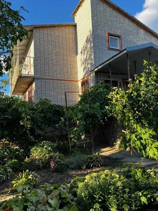 Шикарний будинок з каміном, гаражем, підвалом  в передмісті