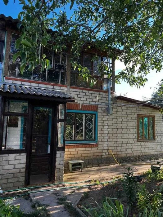 Шикарний будинок з каміном, гаражем, підвалом  в передмісті