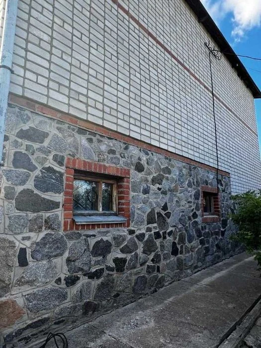 Шикарний будинок з каміном, гаражем, підвалом  в передмісті
