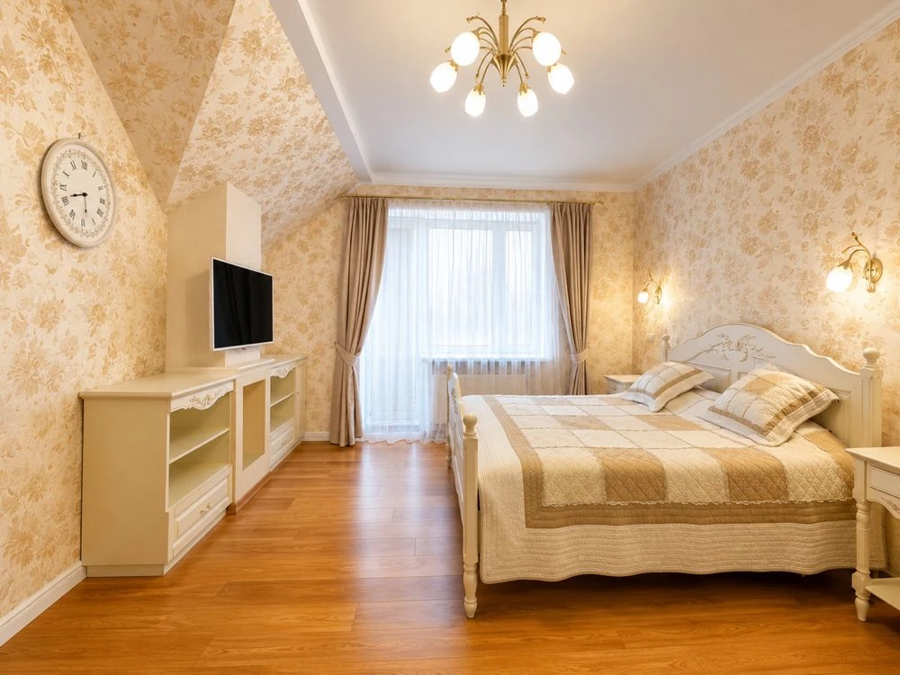 Продаж будинку Центр міста 280м2 ,6 соток ,5 кімнат , гараж