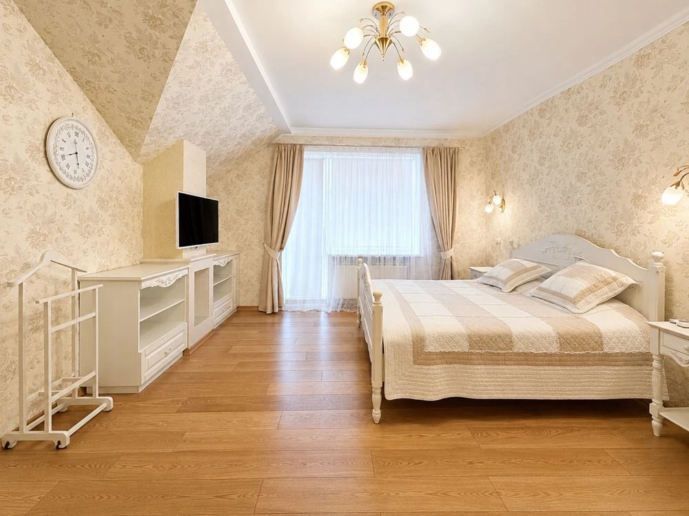 Продаж будинку Центр міста 280м2 ,6 соток ,5 кімнат , гараж