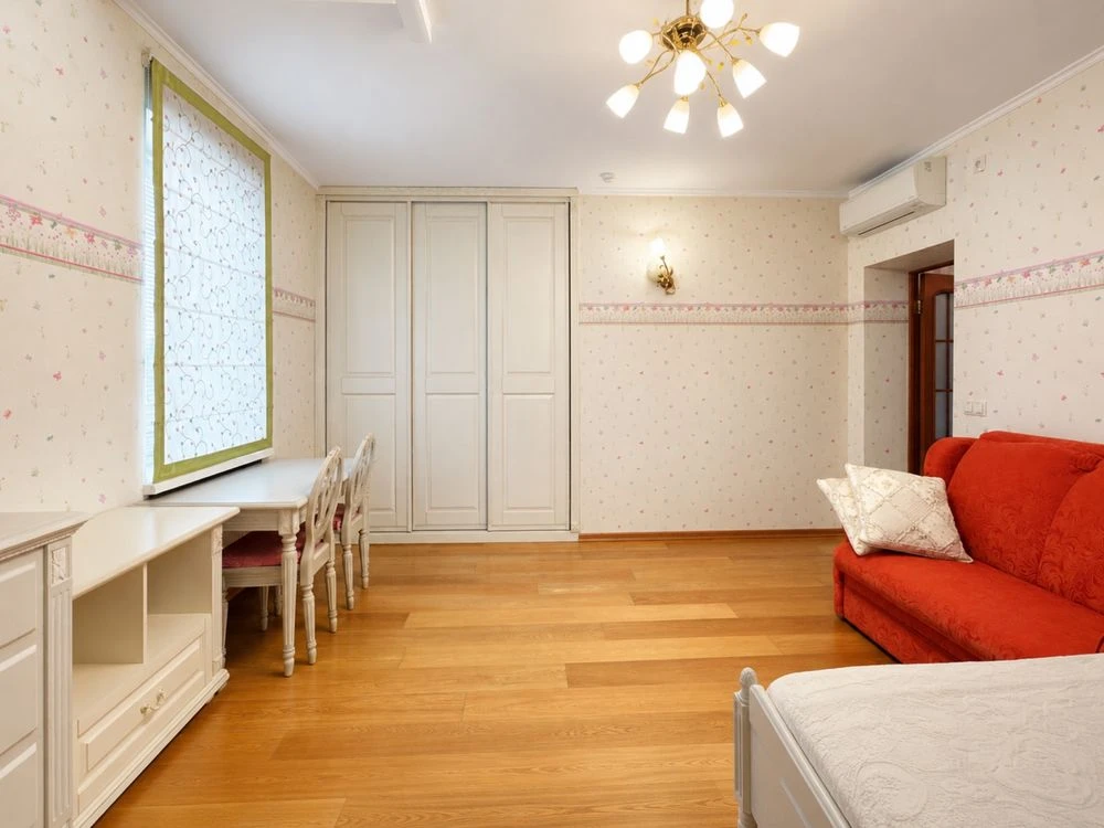 Продаж будинку Центр міста 280м2 ,6 соток ,5 кімнат , гараж