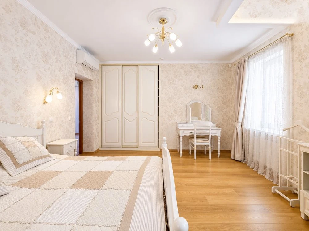 Продаж будинку Центр міста 280м2 ,6 соток ,5 кімнат , гараж
