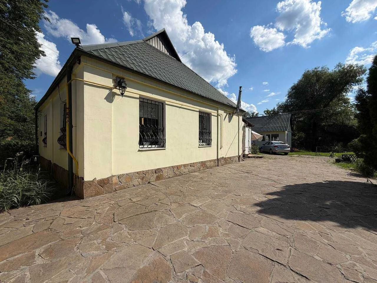 Будинок з гарним ремонтом, кухня-студія та 2 окремі спальні,