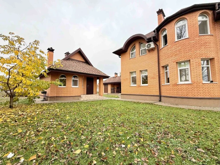 Продаж цегляного двоповерхового будинку 128 м2 з банею.