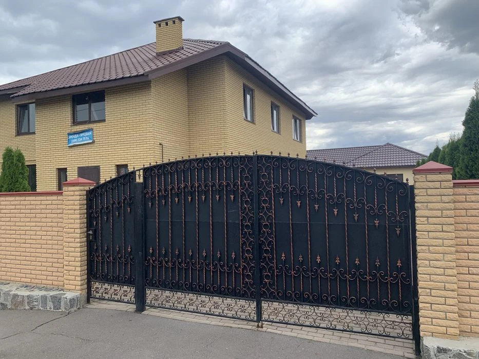 Дом 7-ком., р-н Центр 260 м²+ банный комплекс с гаражом(160м