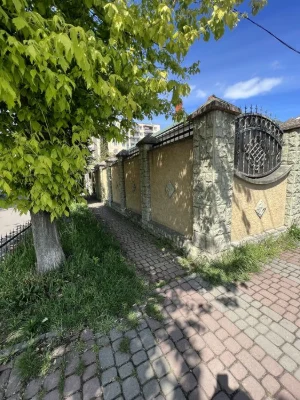 Будинок з цегли та Будинок з бруса на одній ділянці, басейн,