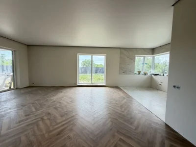 Продаж американки з великою ділянкою