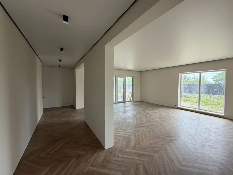 Продаж американки з великою ділянкою