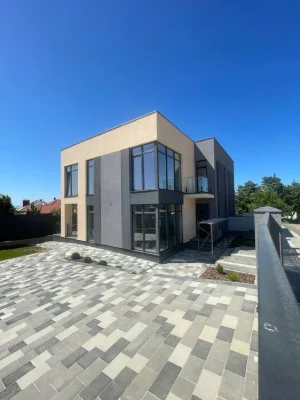 Продаж сучасного дуплексу у зручному районі міста
