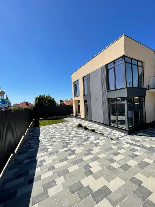 Продаж сучасного дуплексу у зручному районі міста