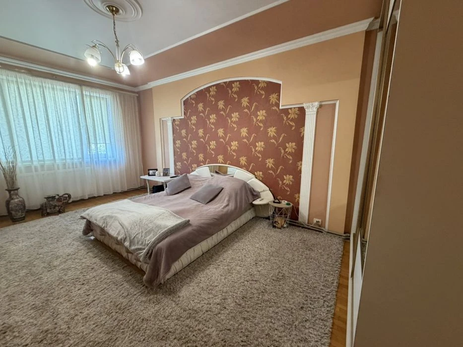 Продаж просторого будинку