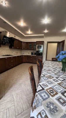 Продається добротний будинок: гараж, камін, тераса.