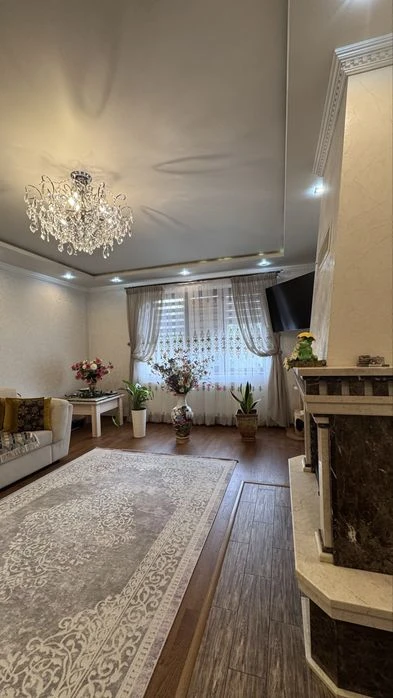 Продається добротний будинок: гараж, камін, тераса.