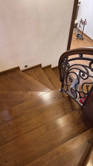 Продається добротний будинок: гараж, камін, тераса.