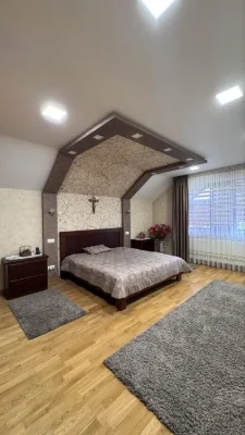 Продається добротний будинок: гараж, камін, тераса.