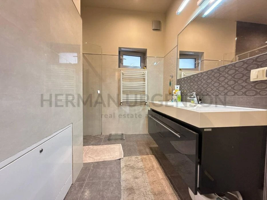 Продаж будинку 336 м.кв / 5 соток / Ужгород, р-н Кальварія