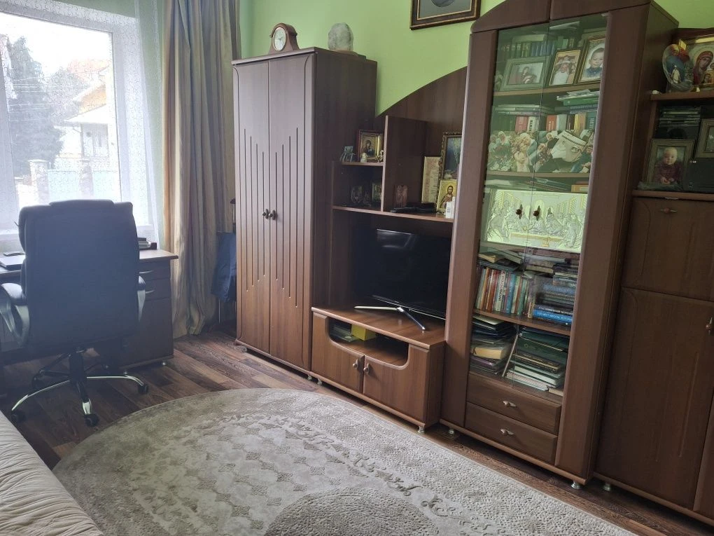 Продам добротний напівособняк в центрі міста