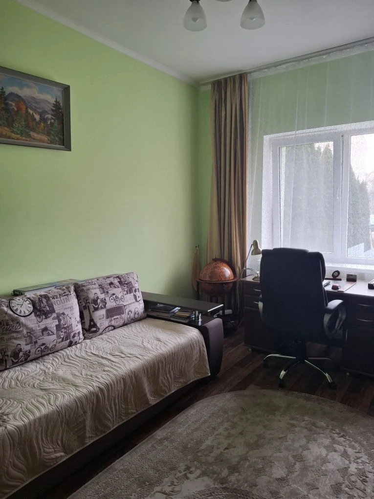 Продам добротний напівособняк в центрі міста