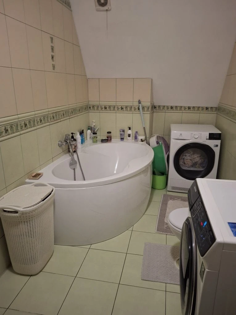 Продам добротний напівособняк в центрі міста