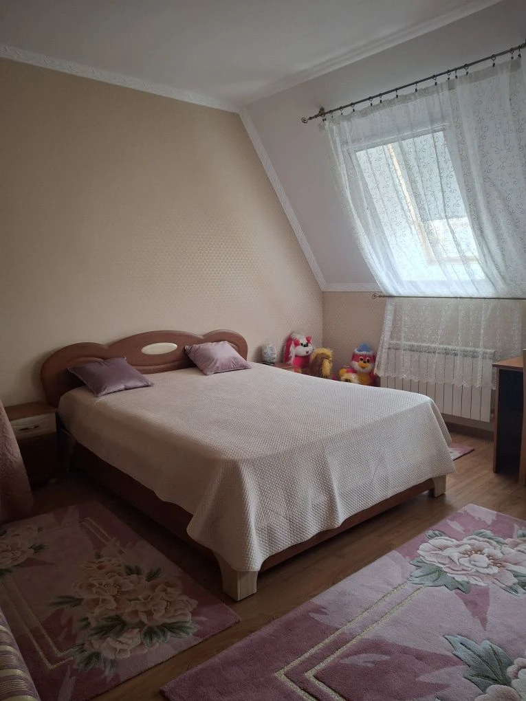 Продам добротний напівособняк в центрі міста