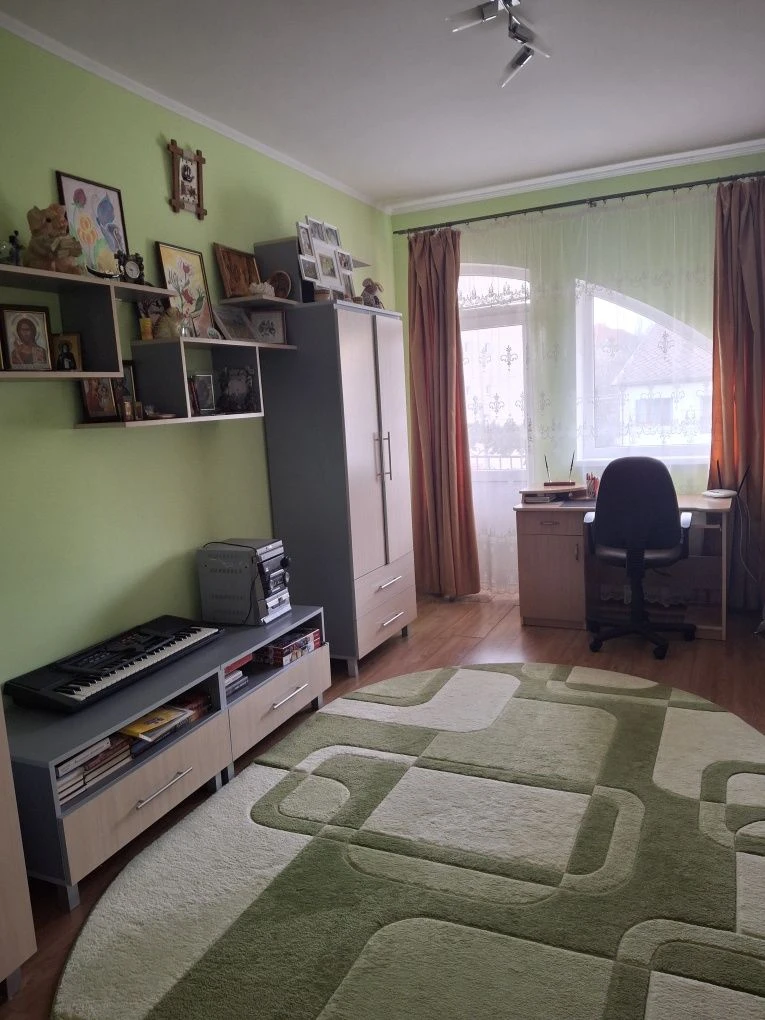 Продам добротний напівособняк в центрі міста