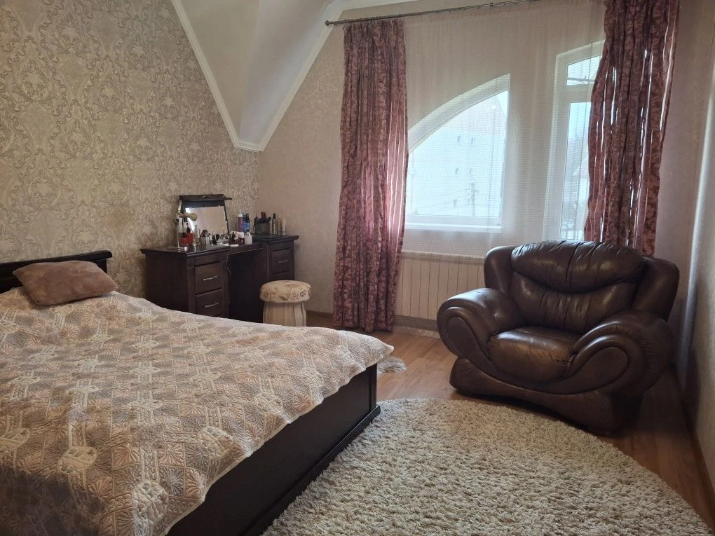 Продам добротний напівособняк в центрі міста
