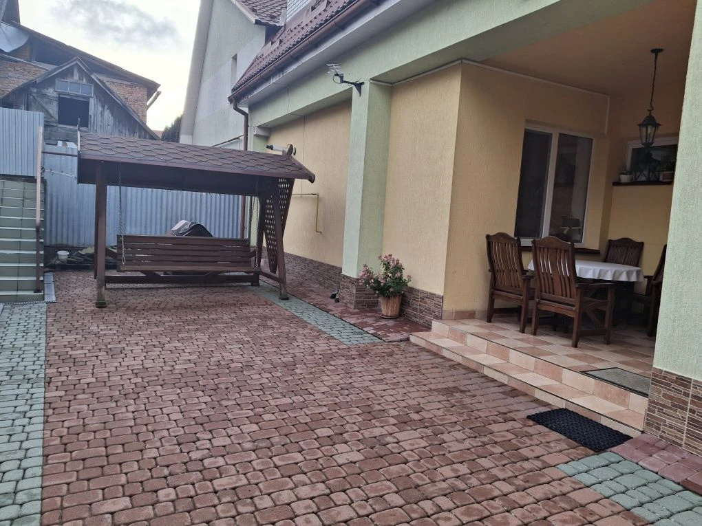 Продам добротний напівособняк в центрі міста