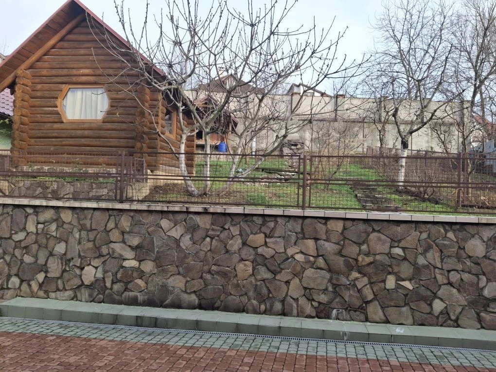 Продам добротний напівособняк в центрі міста