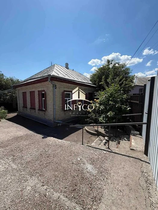 Продаж будинку біля "Білого Лотоса"