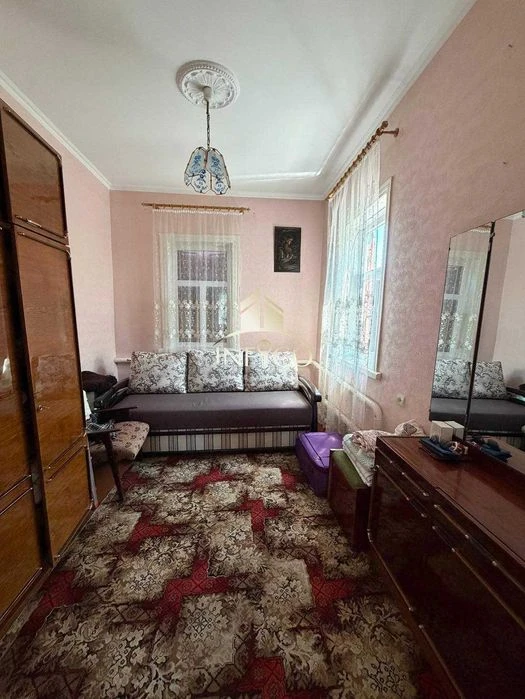 Продаж будинку біля "Білого Лотоса"