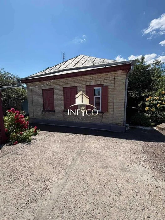 Продаж будинку біля "Білого Лотоса"