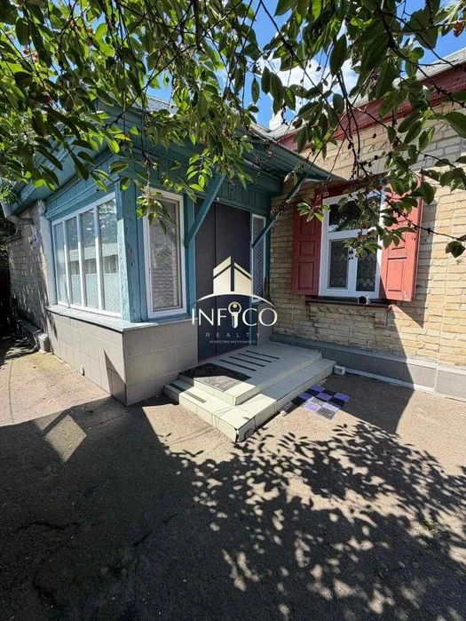 Продаж будинку біля "Білого Лотоса"