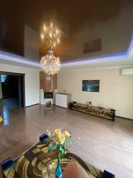 *Продаж будинку 400м.кв. р-н "Казбет", тихий центр.