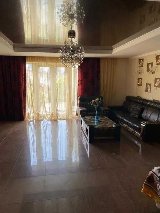 *Продаж будинку 400м.кв. р-н "Казбет", тихий центр.