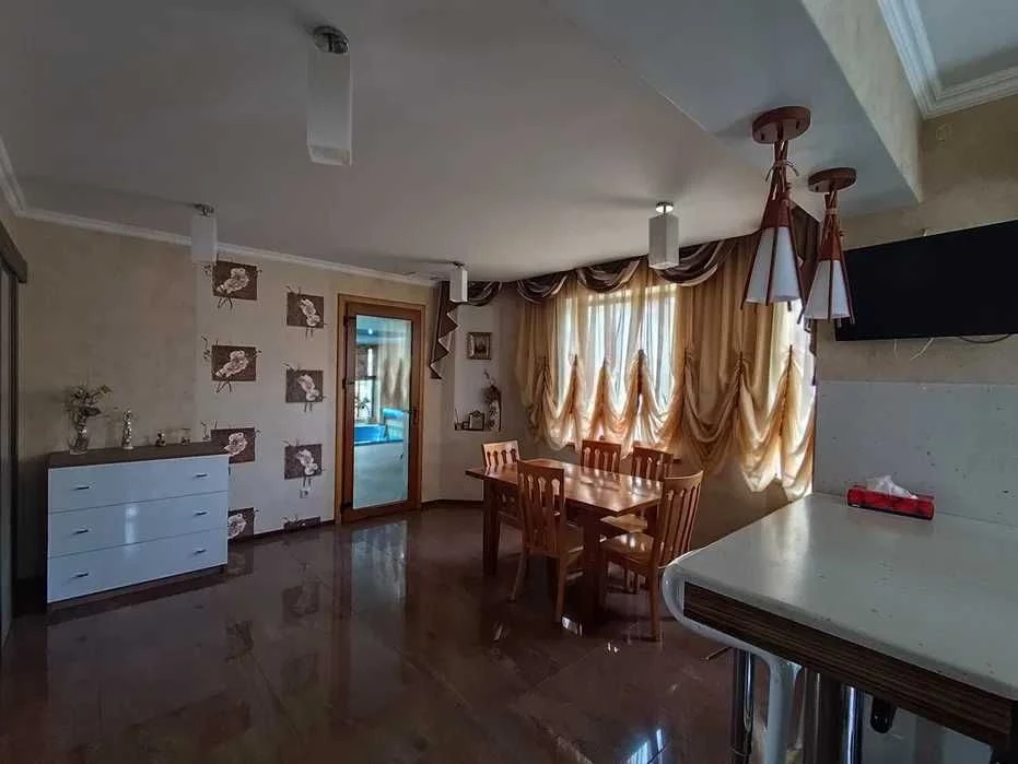 *Продаж будинку 400м.кв. р-н "Казбет", тихий центр.