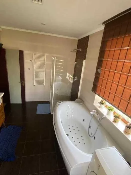 *Продаж будинку 400м.кв. р-н "Казбет", тихий центр.