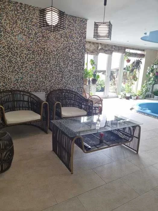 *Продаж будинку 400м.кв. р-н "Казбет", тихий центр.