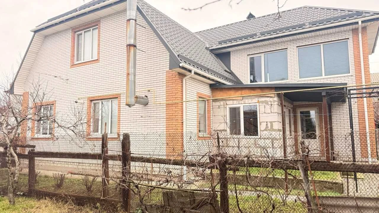 Продається домоволодіння з 2-ма будинками