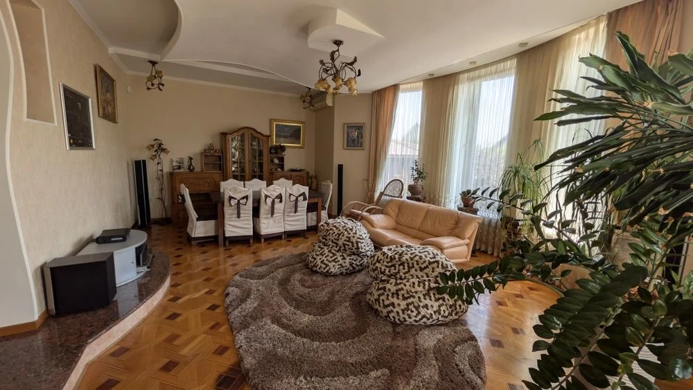 Розкішний будинок ,дослідна станція 10 соток, басейн, сауна,