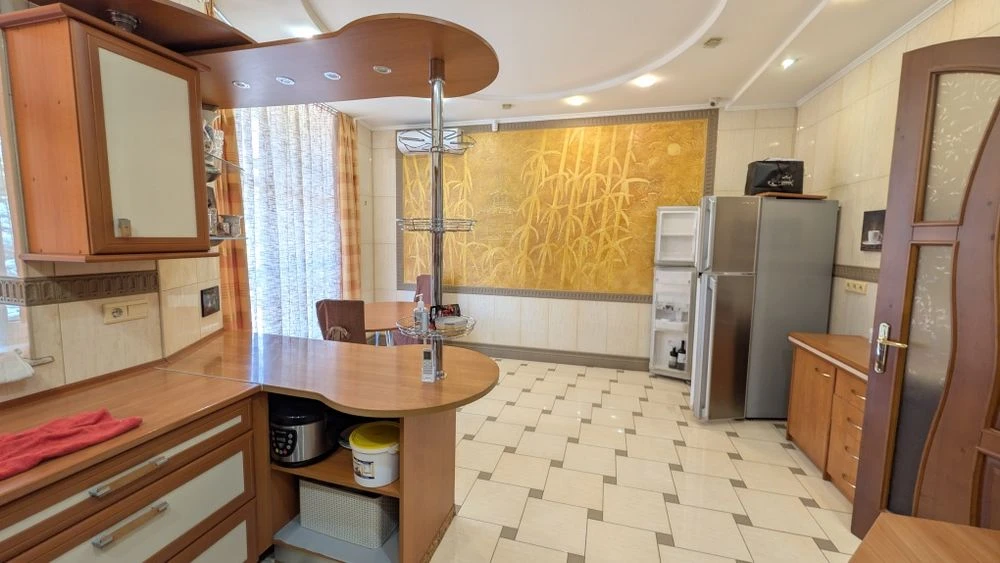 Розкішний будинок ,дослідна станція 10 соток, басейн, сауна,
