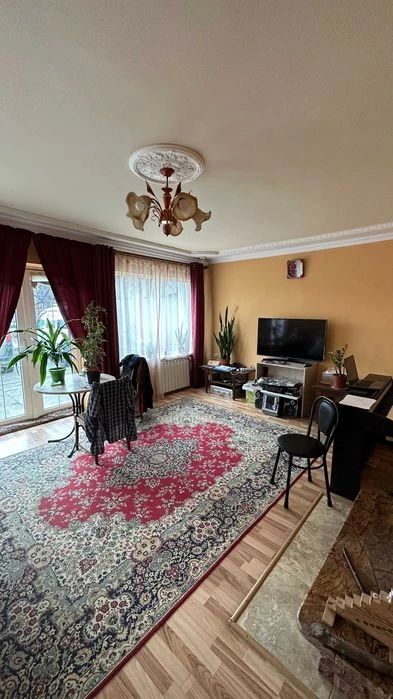 Продаж 6-ти кімнатного будинку, по вул. Горіхівська (середин