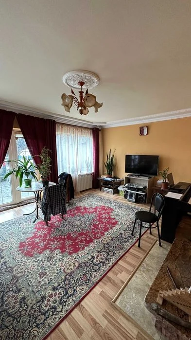 Продаж 6-ти кімнатного будинку, по вул. Горіхівська (середин