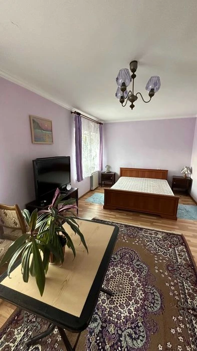 Продаж 6-ти кімнатного будинку, по вул. Горіхівська (середин